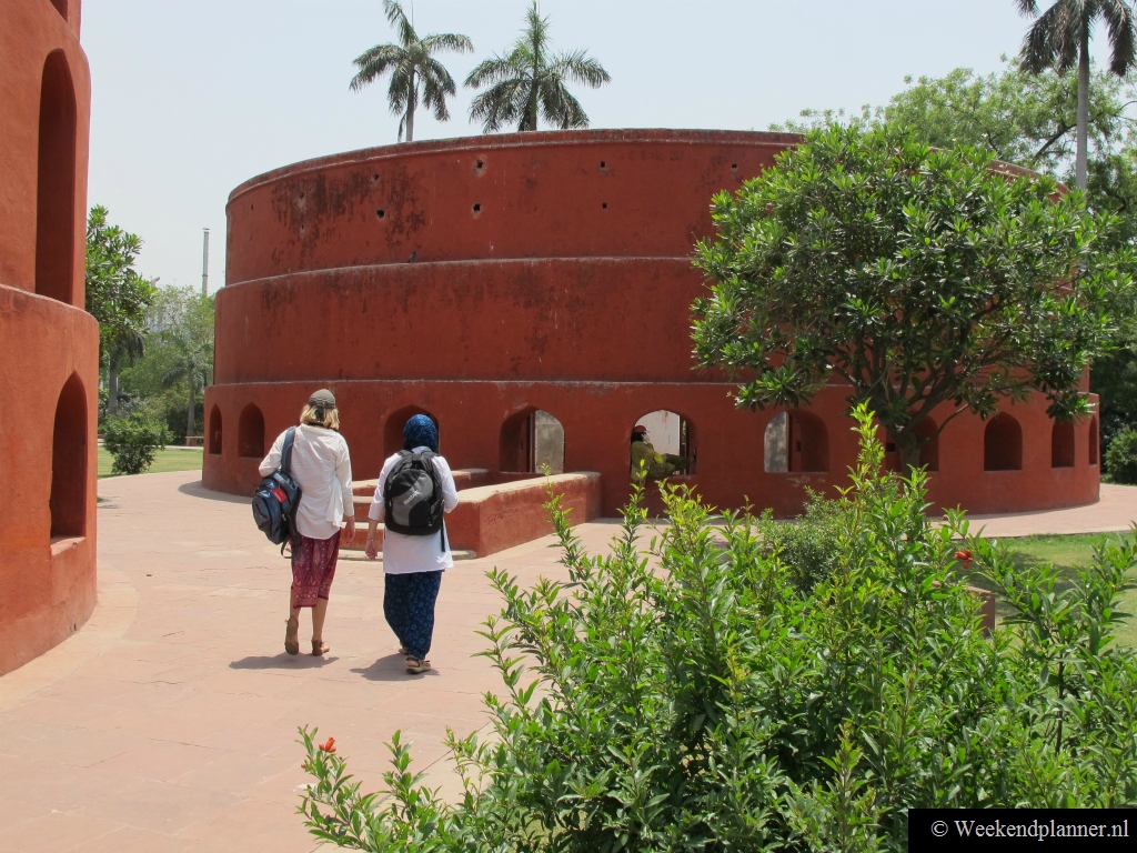 In de zomer kan het erg heet zijn bij Jantar Mantar en er is geen restaurant waar je iets te drinken kunt kopen. Je kunt het beste aan het eind van de middag het monument bezoeken als het wat minder heet is.